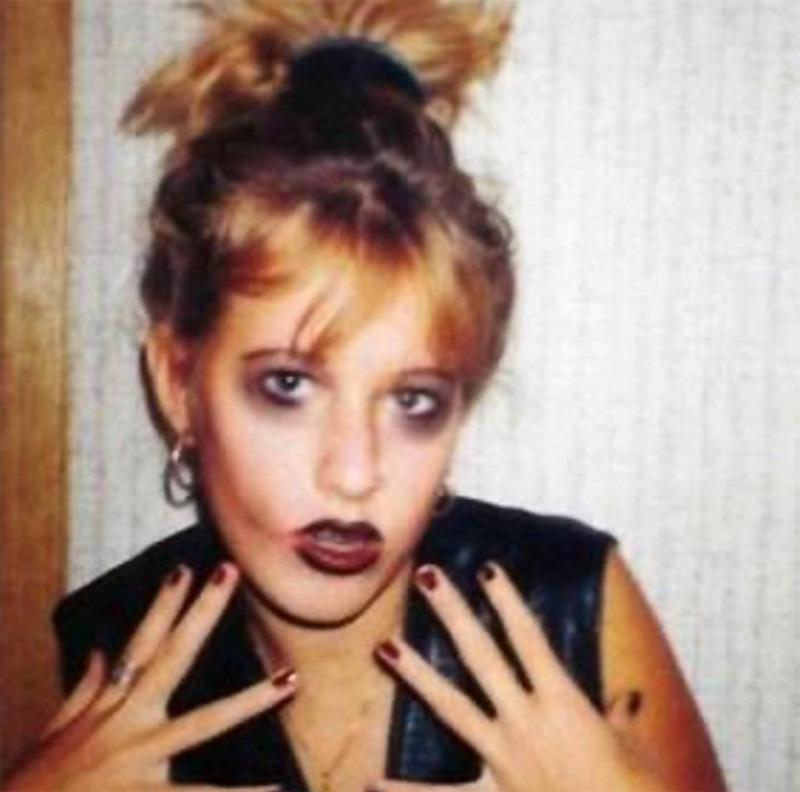 xenia_sobchak: «Мне тут 12... Люблю Кобейна,мечтаю умереть до старости,то есть не позже тридцати,ненавижу родителей за запреты и курю. Вот бы сейчас попасть к ней, к этой девочке.. От скольких бы ошибок уберегла: (