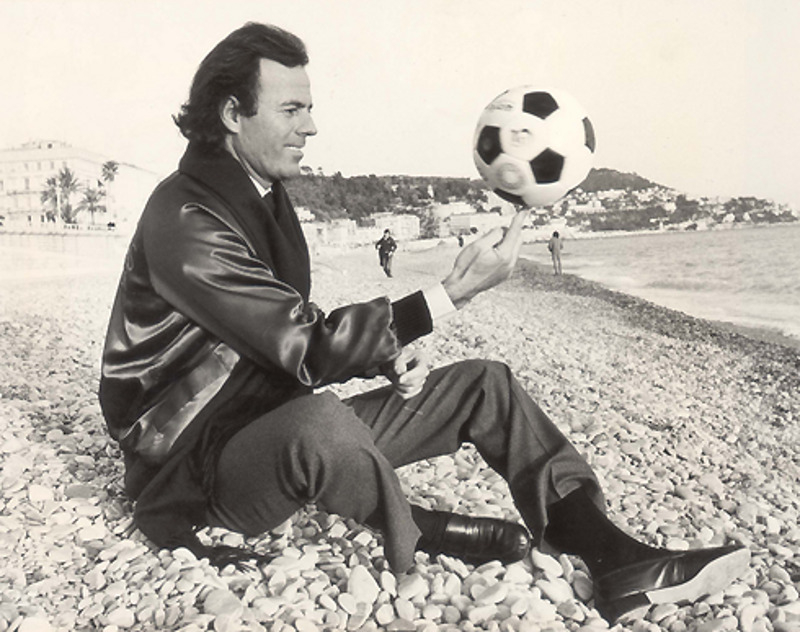 Хулио Иглесиас сделал удачную спортивную карьеру: в 17 лет он уже был голкипером юниорской сборной мадридского «Реала»