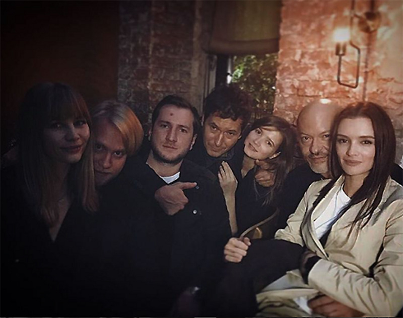 Влюбленные отдыхают вместе с друзьями