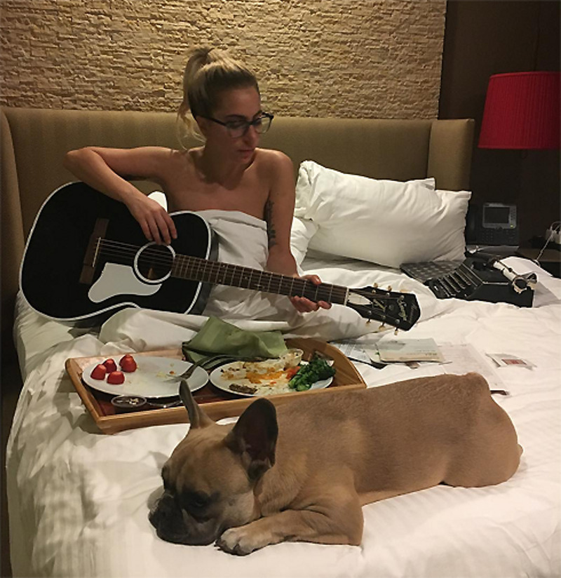 Леди Гага работает даже в кровати 