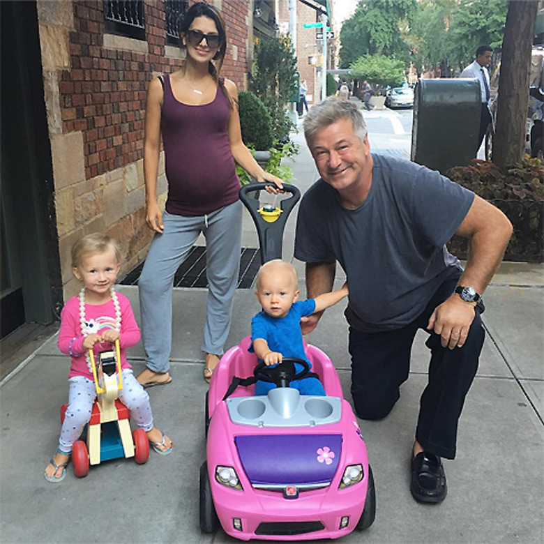 Алек и Хилария Болдуин с детьми