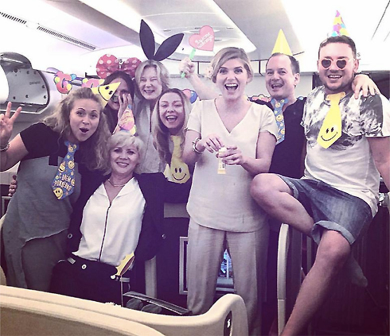 Настя Задорожная с друзьями в самолете