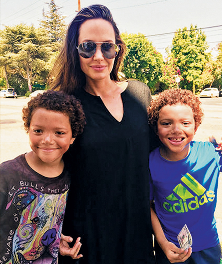 Анджелина Джоли и сыновья режиссера Тима Александера