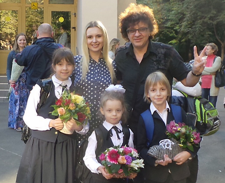 Рома Жуков с семьей 