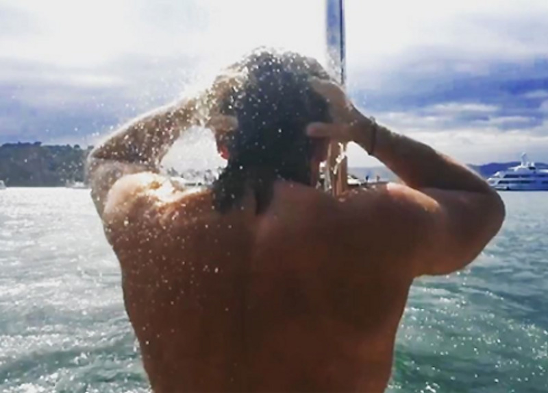 Несколько недель назад Малахов уже выкладывал провокационное видео из душа