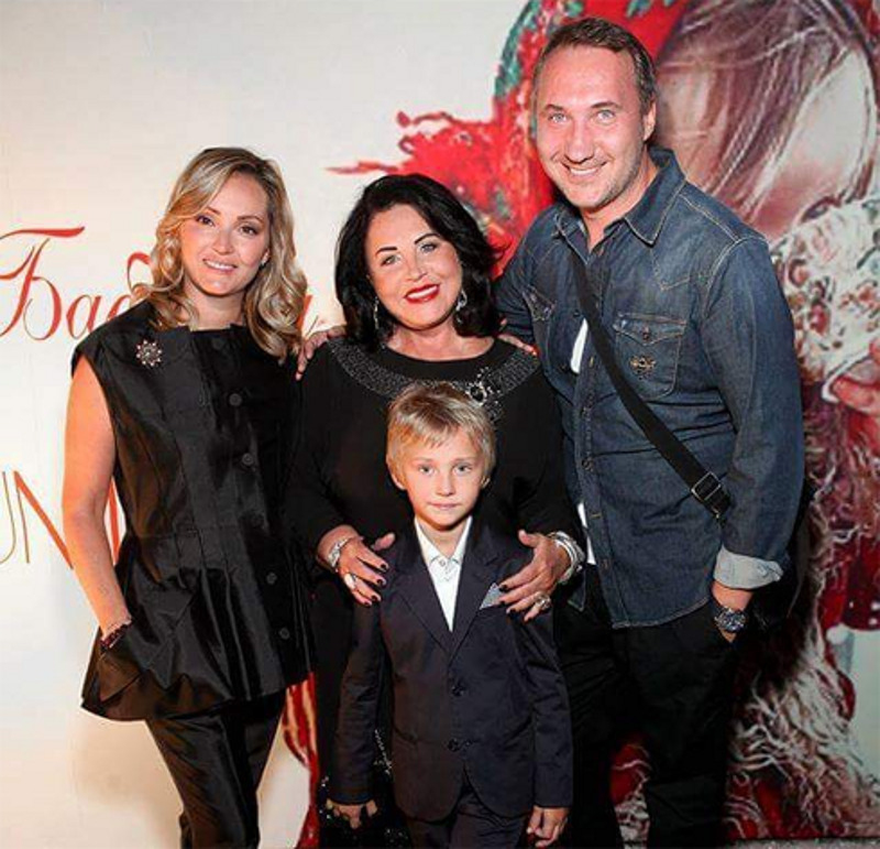 На показ Надежды Георгиевны пришло все ее семейство