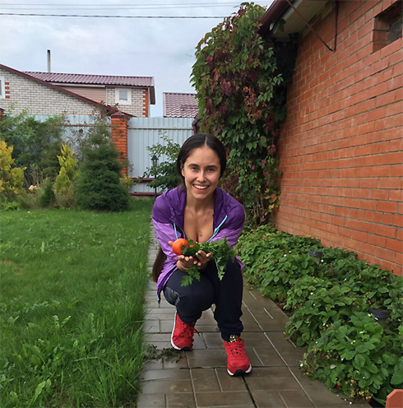 Звезда "Уральских пельменей" обожает проводить время на даче