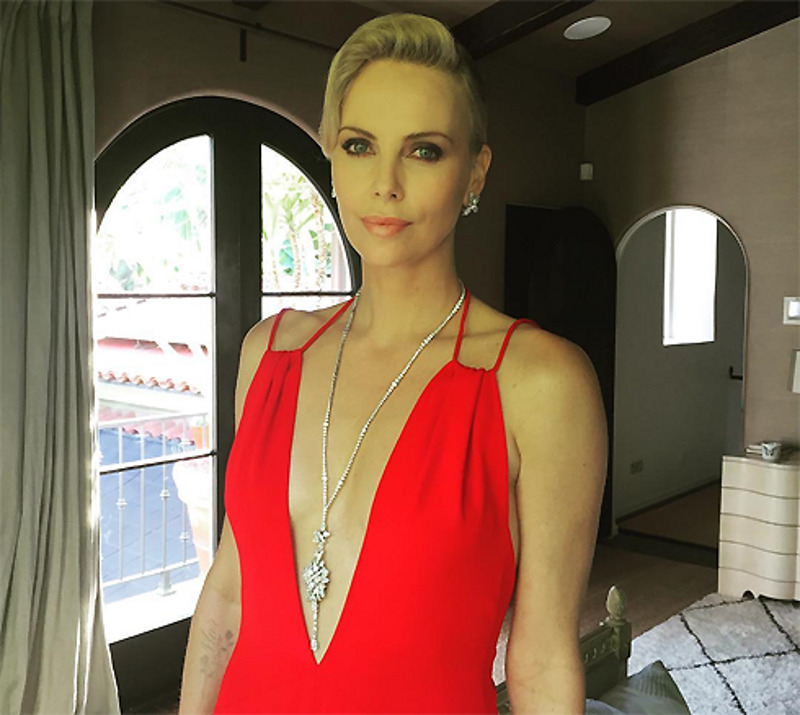 По мнению специалиста, Шарлиз вставила имплант и сделала ринопластику