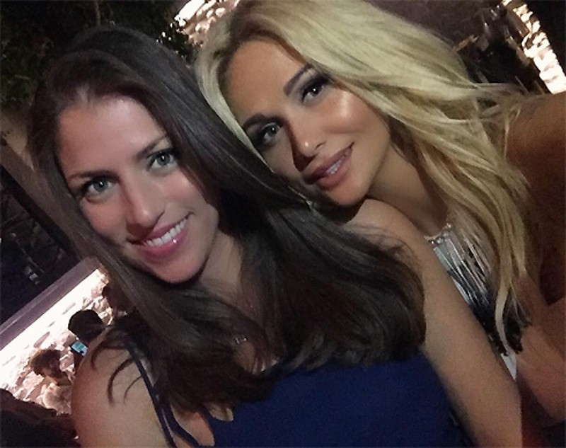 На отдыхе в Греции Вика успешно отметила день рождения подруги, несмотря на травму