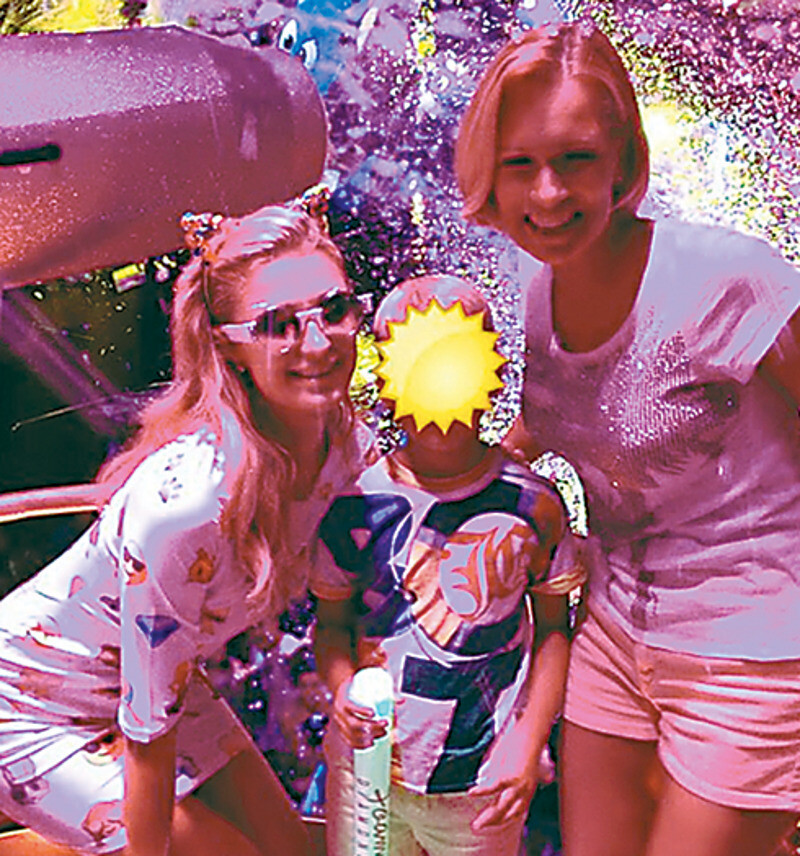 Олеся Судзиловская с сыном и Пэрис Хилтон 