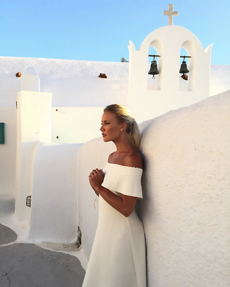 Именно из-за этой фотографии в Сети появилась информация о свадьбе телеведущей