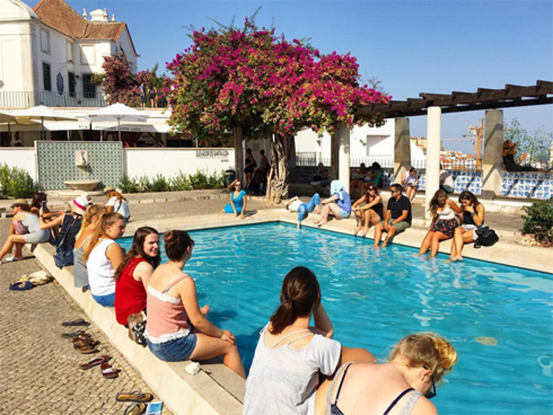 Анфисе нравится, что в Португалии ее не достают поклонники. На снимке Чехова в синем платье в самой дальней точке бассейна