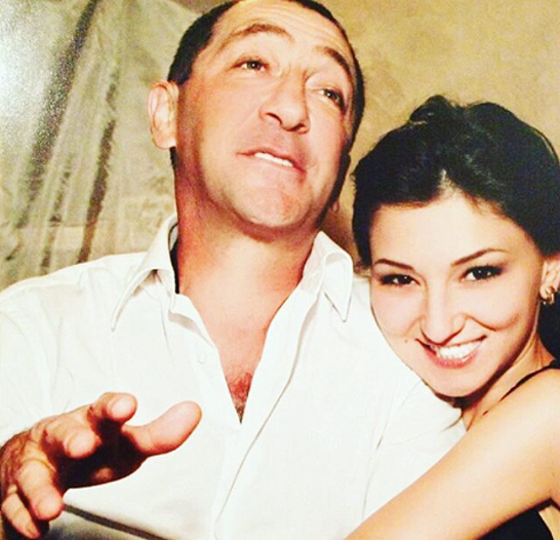 Знаменитый отец не часто встречается со старшей дочерью, но от этого их отношения становятся только крепче