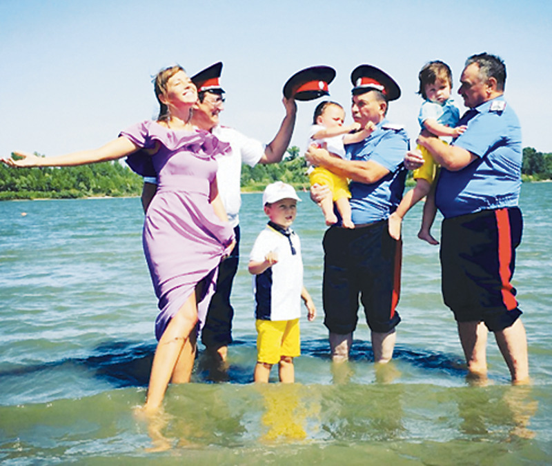 Дмитрий и Полина Дибровы представили атаману Азовского войска своего младшего сына Илюшу