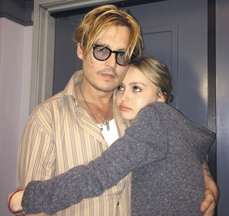 Бывшая возлюбленная Джонни Ванесса Паради и их дочь Лили-Роуз (на фото) встали на сторону актера в его скандале с Эмбер