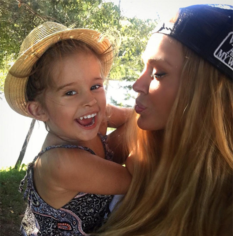 Певица с дочерью Арис