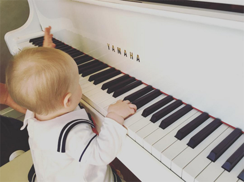 Дочь Игоря Николаева изучает инструмент