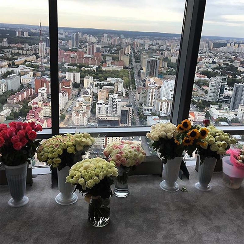 Для цветов балерины понадобилось огромное количество ваз