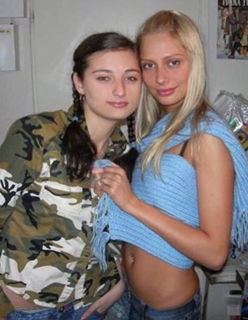 Актриса вместе с подругой во времена, когда работала продавщицей в магазине