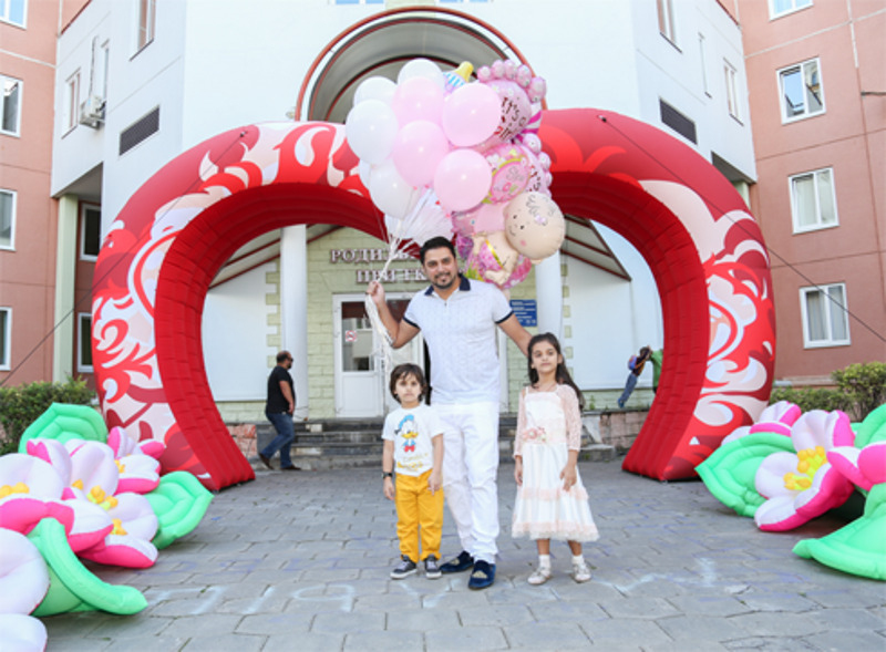 На улице счастливую мамум ждал сюрприз