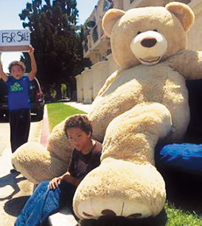 МАЛЬЧИКИ, ПРОДАВШИЕ Анджелине Джоли ПЛЮШЕВОГО МИШКУ, НЕ УЗНАЛИ ЕЕ