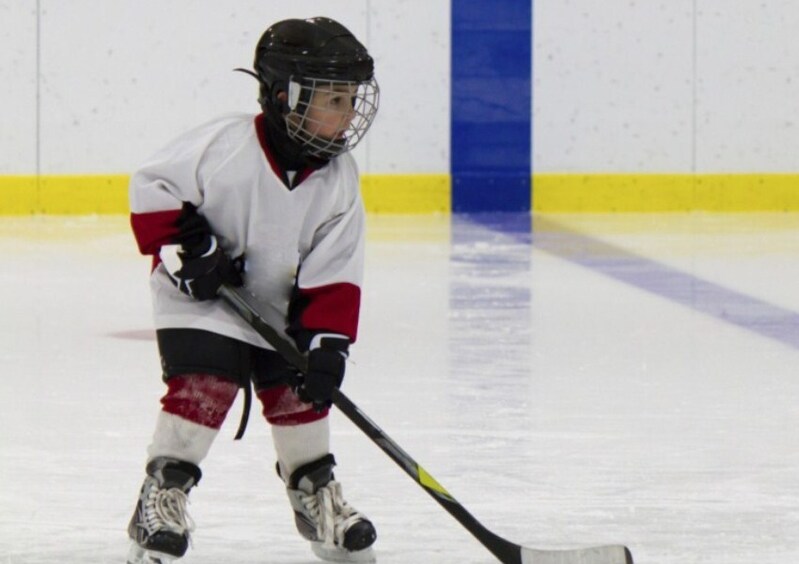 Выбирая хоккейную экипировку для начинающего спортсмена, следует приобретать только лучшее