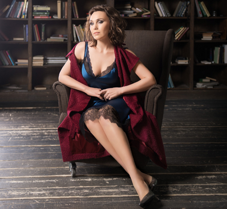 Дарья Екамасова. Стиль: Надина Смирнова; макияж: Алла Погорелова (визажист марки Seventeen); прически: Александр Бутенин (стилист-технолог Paul Mitchell); шелковое платье-сорочка, Botrois; накидка, WeAnnaBe; туфли, Stuart Weitzman.