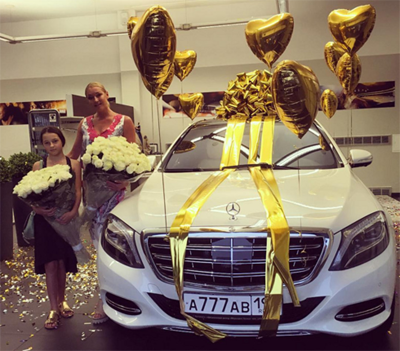 Новенький Maybach Волочковой - с номерами-инициалами Анастасии и ее дочери Ариадны
