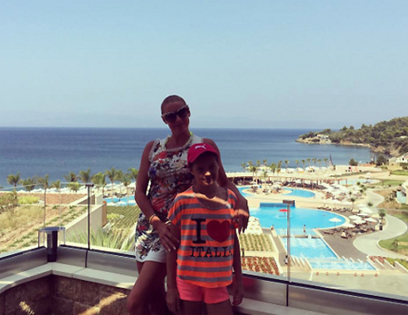 Балерина с дочерью Аришей и в ее платье