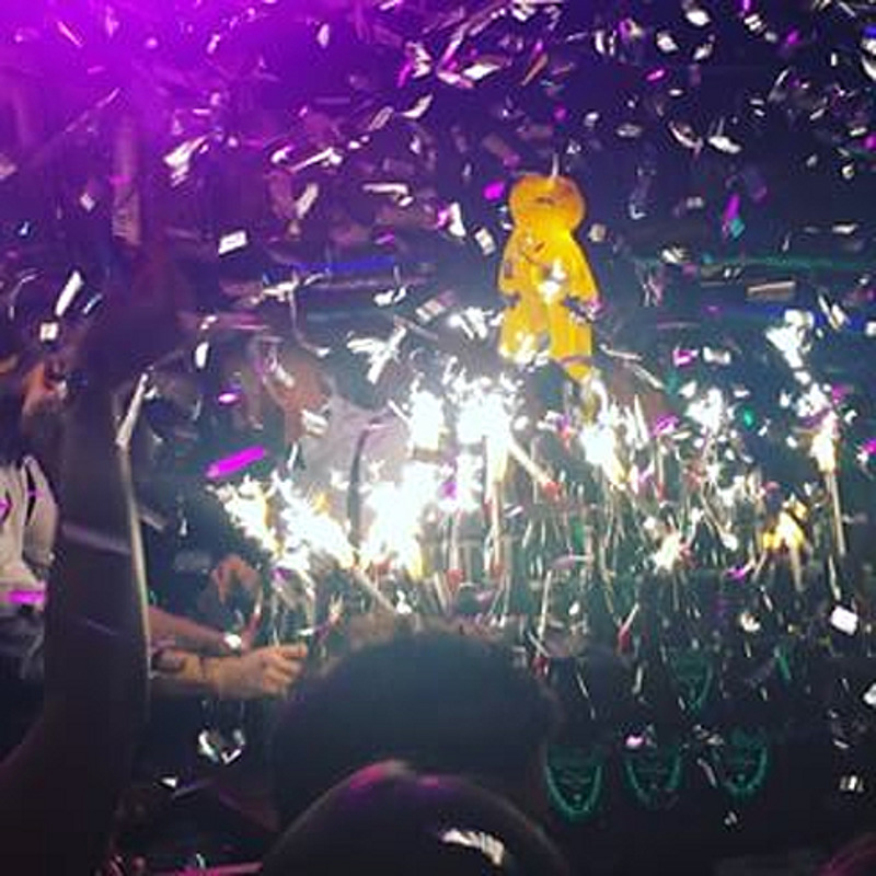 На дне рождения Тимати гостей "намочил" золотой дождь