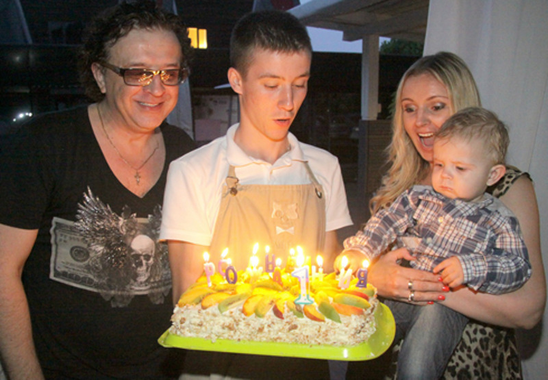 Маленькому Стивену исполнился годик