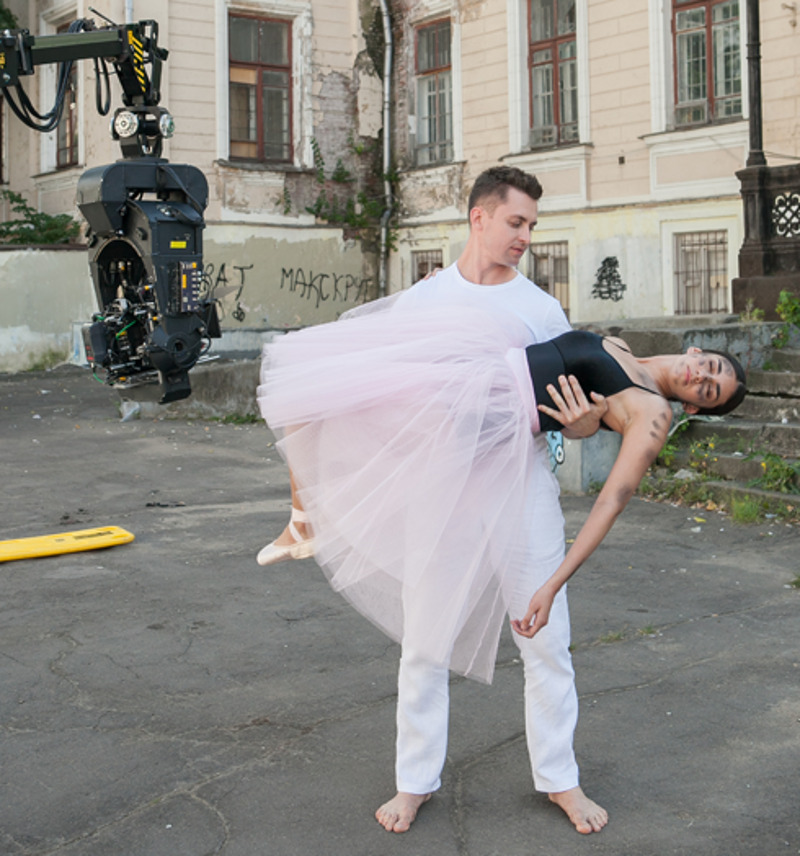 В своем дебютном клипе Дмитрий Дан сыграл ангела, который сводит людей, предназначенных друг для друга