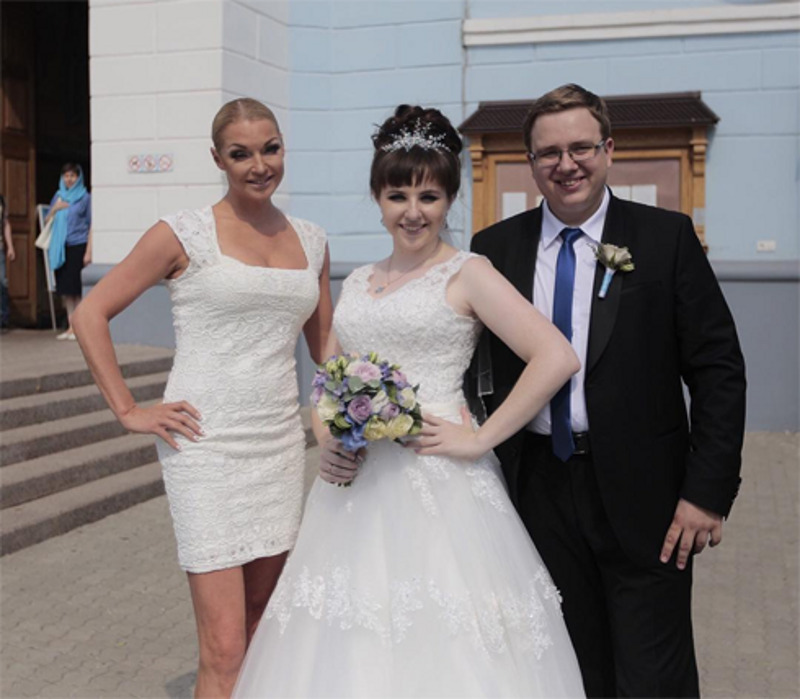 Прима сфотографировалась с молодоженами