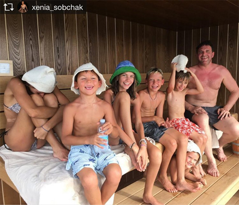 Максим Виторган ходит с детьми в баню