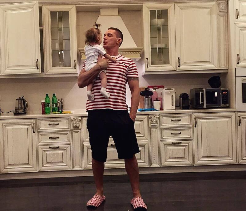 В последние дни заботливый отец не отходит от ребенка