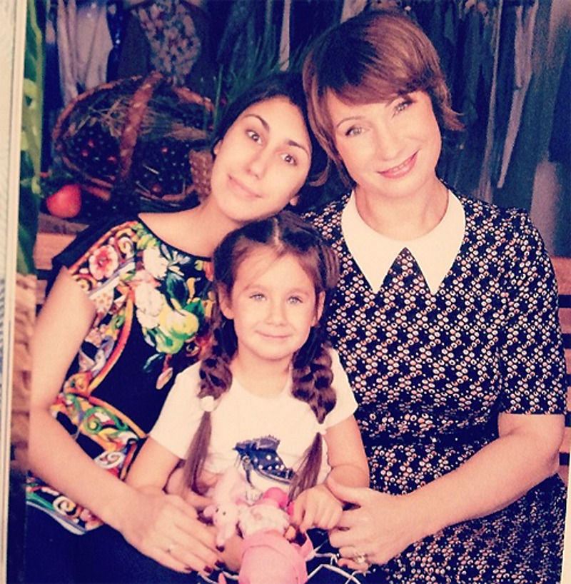 За кадром актриса растит двух дочерей. Старшая Полина уже  поступила в театральный институт. Младшая Маруся тоже растет очень артистичной девочкой