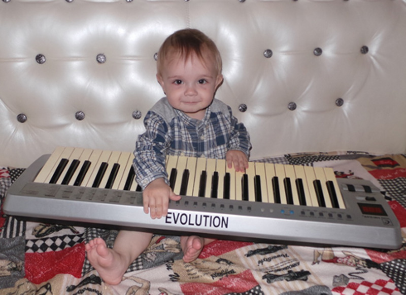 Ребенку подарили синтезатор и электрогитару