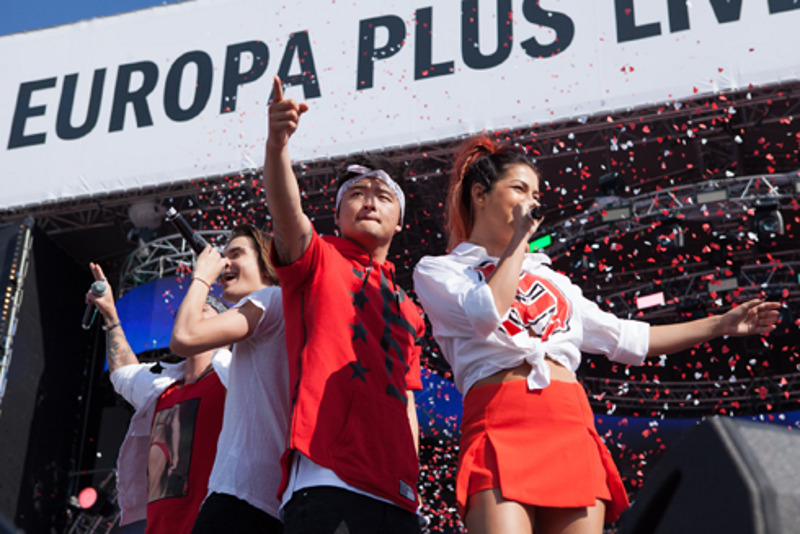 Выступление Нюши и MBAND