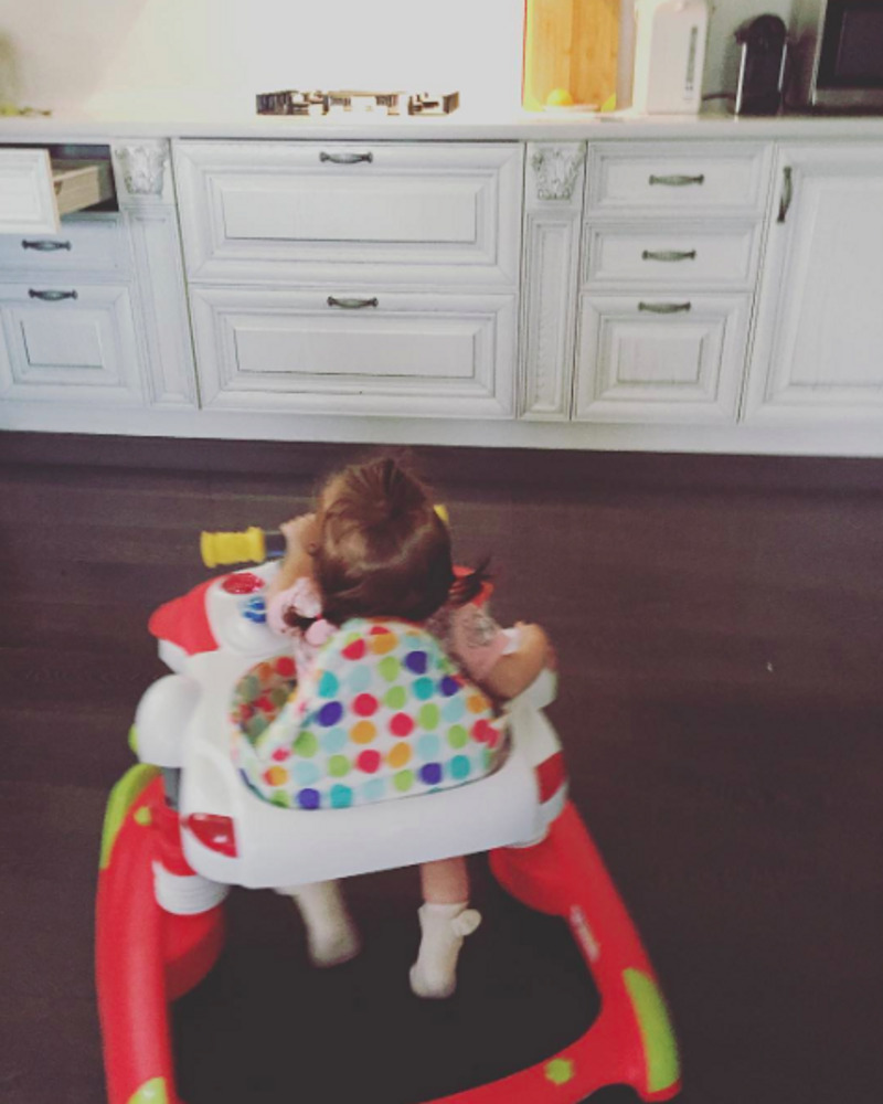 Фанаты сравнили шкафчики на кухни на этом снимке, сделанном в квартире телеведущей, и на фото Омарова, и решили, что встреча произошла дома у Ксении