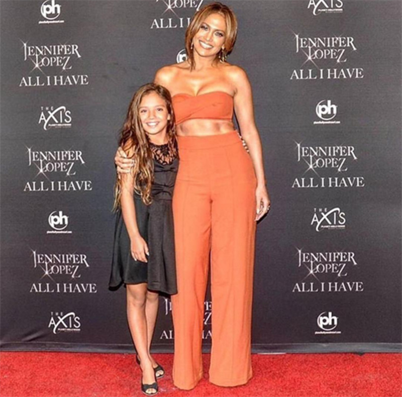 Дженнифер Лопес показала плоский живот, положив конец слухам о беременности