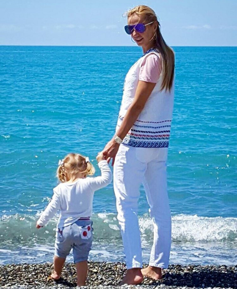 Татьяна Навка с младшей дочерью Надей