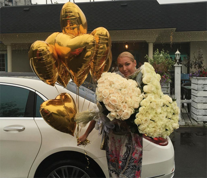 Получение подарка балерина отпраздновала в ресторане