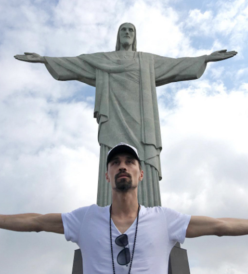 Дима Билан у статуи Христа
