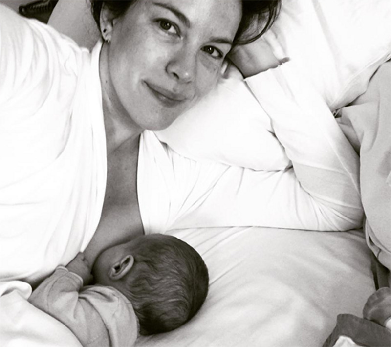 Лив показала, как кормит малышку грудью