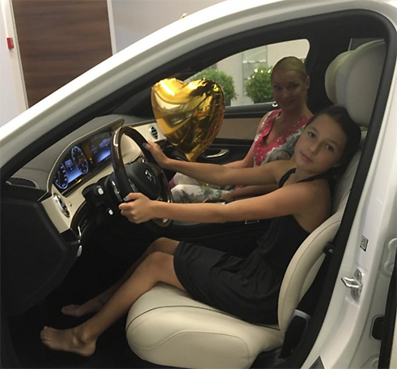 Дочь Насти Ариадна одна из первых села за руль