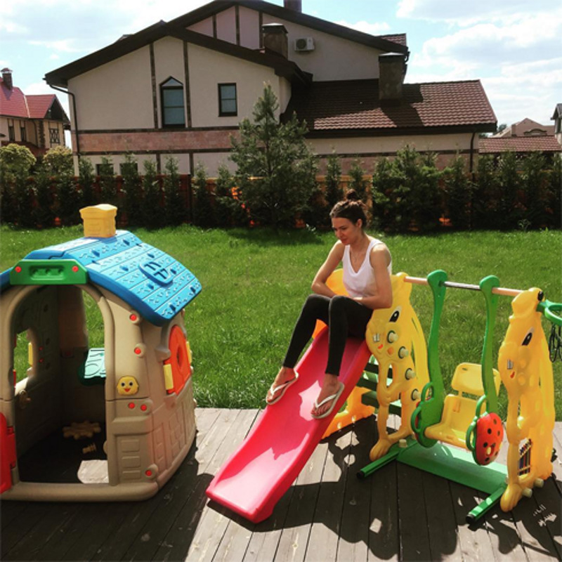 Сейчас Агния Дитковските живет в прекрасном загородном доме