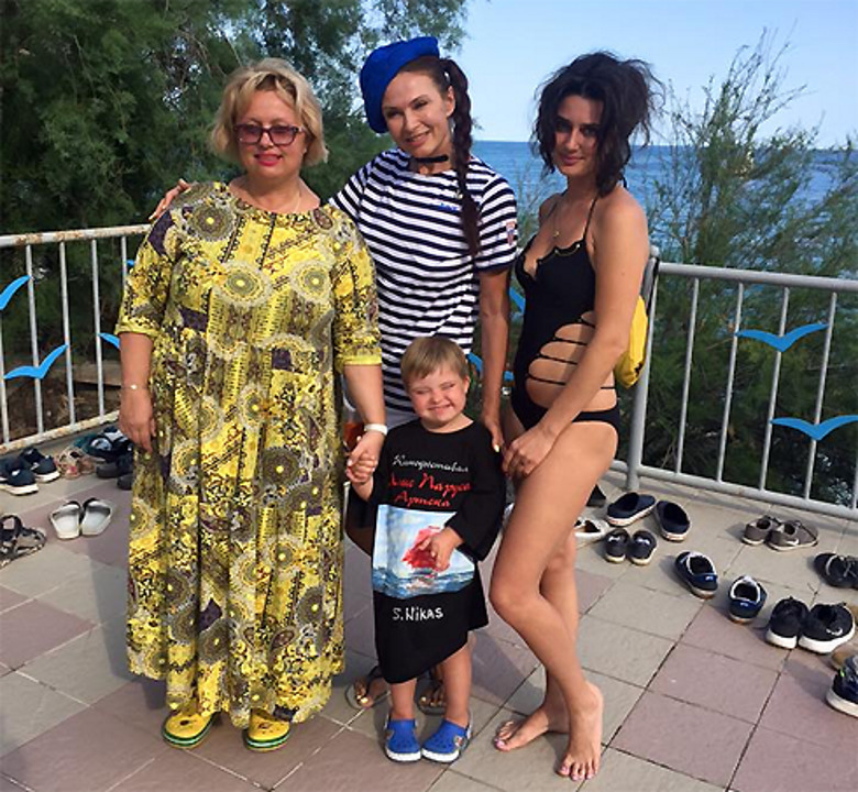 Эвелина Бледанс с сыном Семеном, гендиректор фестиваля "Алые паруса "Артека" Ирина Громова( слева) и исполнительный директор Наталья Громова (справа)