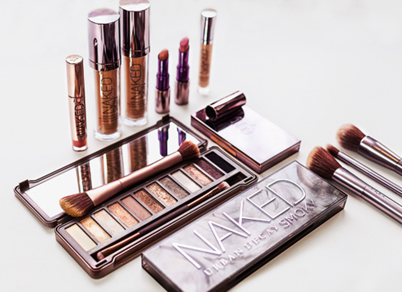 При создании образа использовались средства: 1. Палетка теней для глаз Naked Smoky, URBAN DECAY. 2. Тональная основа Naked, URBAN DECAY 