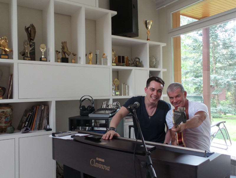 С тех пор как музыка стала для Родиона Газманова главным интересом в жизни, частым встречам отца и сына иногда мешают гастрольные графики. Но когда два артиста все же встречаются, тем для раз-говоров у них предостаточно