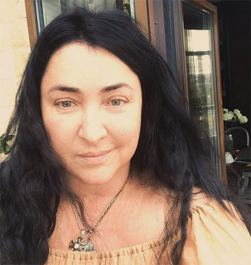 Лолита с новыми наращенными волосами